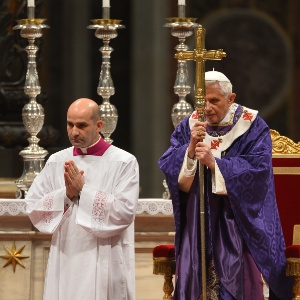 Papa Bento 16 conduz missa especial da Quarta-Feira de Cinzas, na Basílica de São Pedro, no Vaticano 