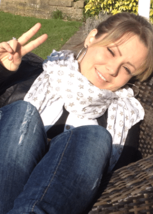 Fernanda posa para foto em Londres, após ser inocentada da acusação de sequestrar a própria filha