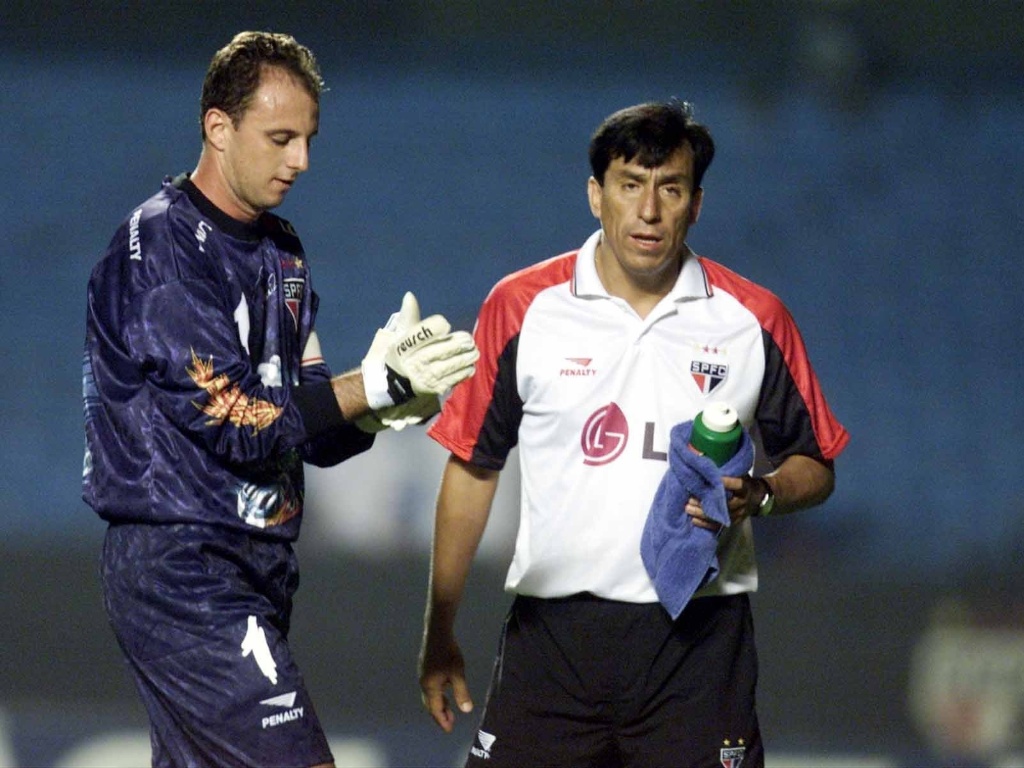 02mai2001---goleiro-sao-paulino-rogerio-ceni-com-o-treinador-de-goleiros-roberto-rojas-antes-do-jogo-no-morumbi-contra-o-vitoria-pela-copa-do-brasil-1361378236044_1024x768.jpg
