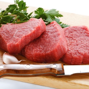 A L-carnitina é um nutriente natural da carne vermelha, também presente em bebidas energéticas e usado como suplemento alimentar para queimar gordura