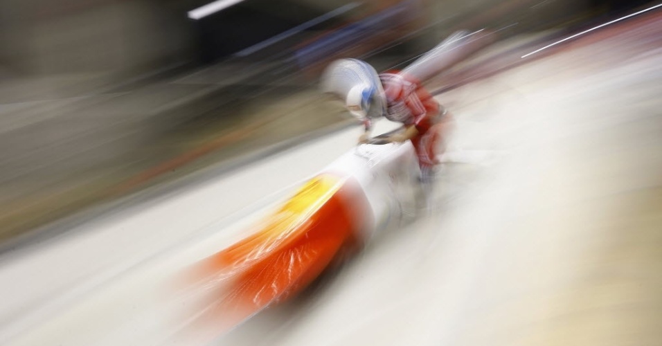  - 15fev2013---as-suicas-fabienne-meyer-e-elisabeth-graf-aceleram-seu-bobsleigh-durante-evento-teste-na-russia-para-as-olimpiadas-de-inverno-de-2014-que-serao-realizadas-em-sochi-1361453251988_956x500