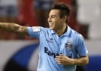 Atacante do Grêmio sai da pista, bate com carro em árvore e capota no RS