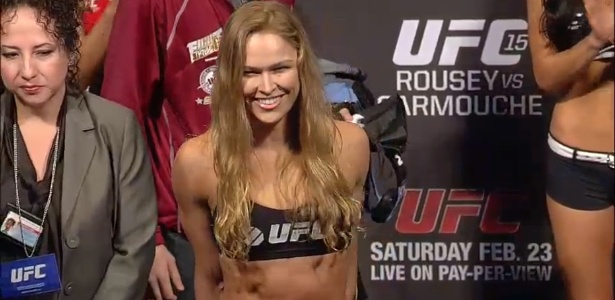 Ronda Rousey sorri ao subir na balança para sua estreia no UFC, na edição 157, em Anaheim