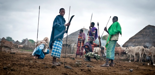 Homens da etnia Orma que vivem na vila de Handaraku, no delta do rio Tana, no Quênia, temem possível ataque de invasores Pokomo