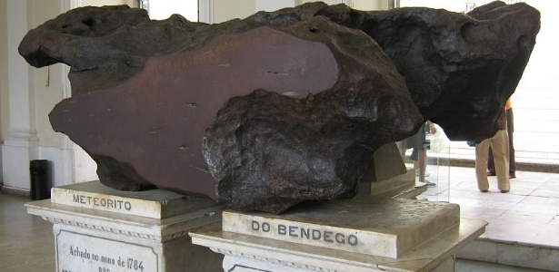 Nosso velho visitante do espaço: o meteorito do Bendegó, hoje no acervo do Museu Nacional da UFRJ, foi encontrado no riacho de mesmo nome, no sertão baiano, provavelmente em 1784