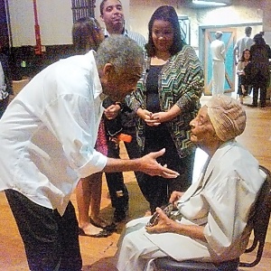 Gilberto Gil aparece em foto com a mãe. Dona Claudina, de 98 anos, foi ver um show do filho na Bahia