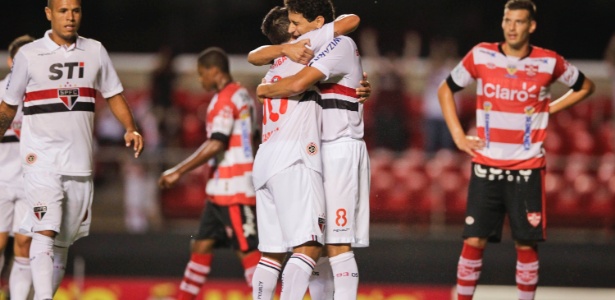Paulo Henrique Ganso e Jadson se abraçam após gol marcado pelo São Paulo