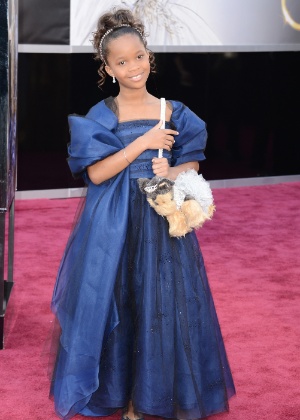 A mais jovem atriz a ser indicada ao Oscar de Melhor Atriz, Quvenzhane Wallis, de apenas 9 anos, chega ao tapete vermelho da premiação. Ela concorre por "Indomável Sonhadora"