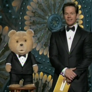 Mark Walhberg e "Ted" sobem ao palco para apresentar categoria de melhor mixagem