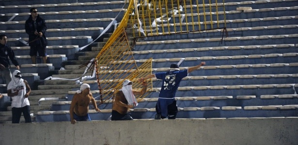 MIguel Rojo/AFP Torcedores do Vélez quebram grade e protagonizam briga com rivais do Peñarol