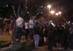Grupo de torcedores ocupa praça do Pacaembu com bandeiras e batucada