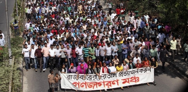 Em fevereiro, uma multidão marchou pelos arredores de tribunal em Dacca (Bangladesh) para exigir pena de morte para o islamita Delawar Hossain Sayedi, um dos líderes do partido radical Jamaat-e-Islami, por seu envolvimento em crimes na guerra de 1971