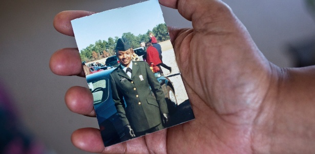 Tiffany Jackson, veterana do Exército dos EUA que já viveu como sem-teto, segura fotografia em que aparece fardada, em Palmdale, Califórnia