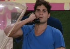 André atende o Big Fone e indica Marcello para o paredão  (Foto: Reprodução/Globo)