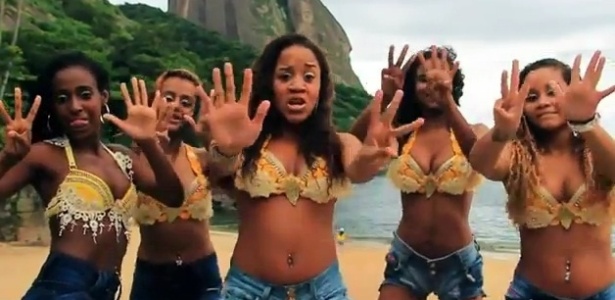 O grupo Bonde das Maravilhas dança no clipe da música "Aquecimento das Maravilhas"