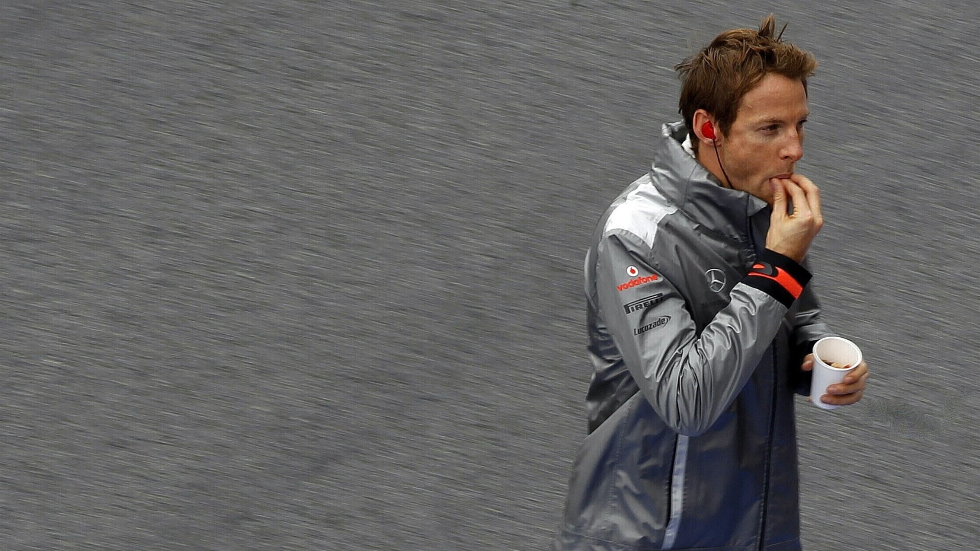 1mar2013---piloto-ingles-jenson-button-se-alimenta-no-intervalo-entre-as-duas-sessoes-de-treino-no-circuito-de-barcelona-1362154973868_1920x1080.jpg