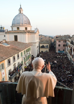 AFP Vaticano libera imagens dos bastidores do último dia do papado de Bento 16. Na foto, o pontífice emite sua última mensagem como papa da sacada principal da residência de verão de Castel Gandolfo, no sul da Roma, local onde vai morar pelos próximos dois meses