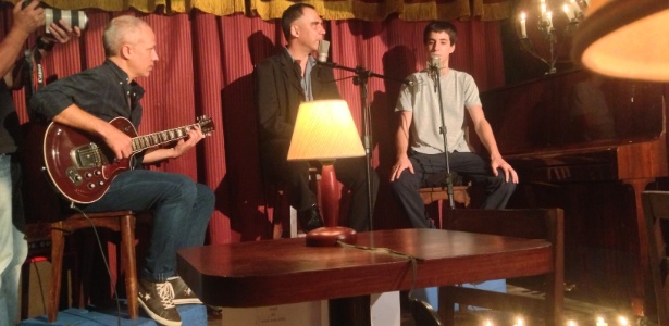 Arnaldo Antunes ao lado do filho Brás Antunes e do músico Beto Villares durante a gravação do clipe "Olha Pra Mim", trilha sonora do filme "A Busca", de Luciano Moura e estrelado pelo ator Wagner Moura