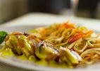 Frango ao molho de Gengibre e Mel com Linguine Primavera Frango ao molho de Gengibre e Mel com Linguine Primavera
