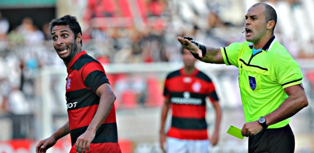 Ibson, ex-meia do Flamengo, já treinou com jogadores do Corinthians nesta quinta-feira