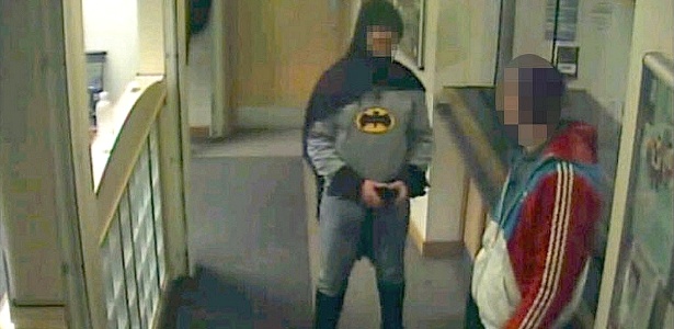 Reprodução de vídeo mostra homem fantasiado como o super-herói Batman entregando suspeito de roubo na delegacia de Bradford, na Inglaterra