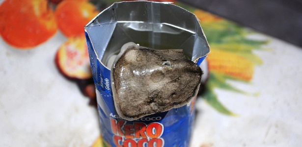 A caixa de água de coco comprada por Marcelo Rossi, com a substância não identificada dentro