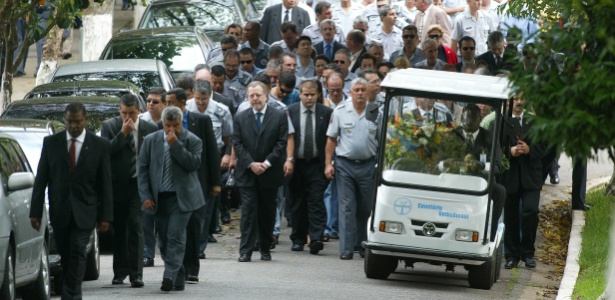 Amigos e familiares acompanham o enterro do coronel José Hermínio, em janeiro de 2008. Os dois PMs suspeitos do crime foram absolvidos nesta segunda-feira (4) pelo Tribunal Militar