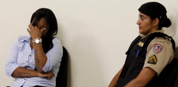 Dayanne de Souza (esquerda), ex-mulher do goleiro Bruno Fernandes, se emociona no 2º dia do julgamento do jogador no fórum de Contagem (MG)