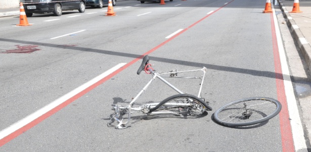 Após acidente na avenida Paulista, a bicicleta ficou retorcida e o ciclista perdeu o braço 