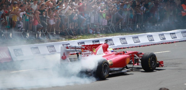 Felipe Massa fez show com a Ferrari, mas evento acabou com dois acidentes