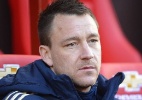 John Terry protagoniza lance bizarro e cai com o rosto no chão 