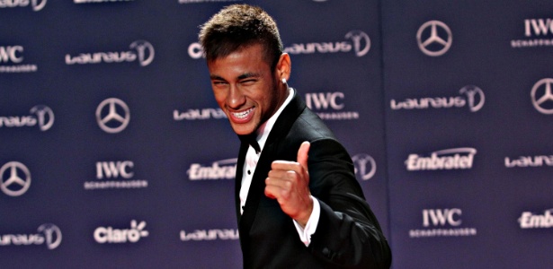 Neymar chega para a entrega do Prêmio Laureus cheio de estilo