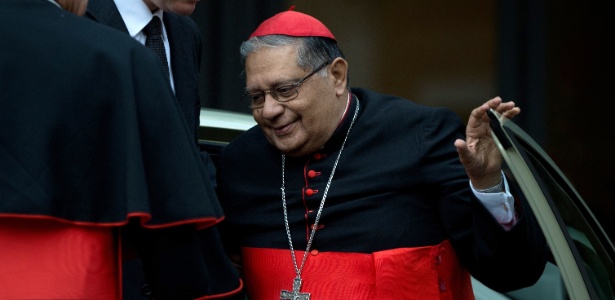 O cardeal indiano Ivan Dias chega ao Vaticano nesta segunda (11) para reunião do conclave