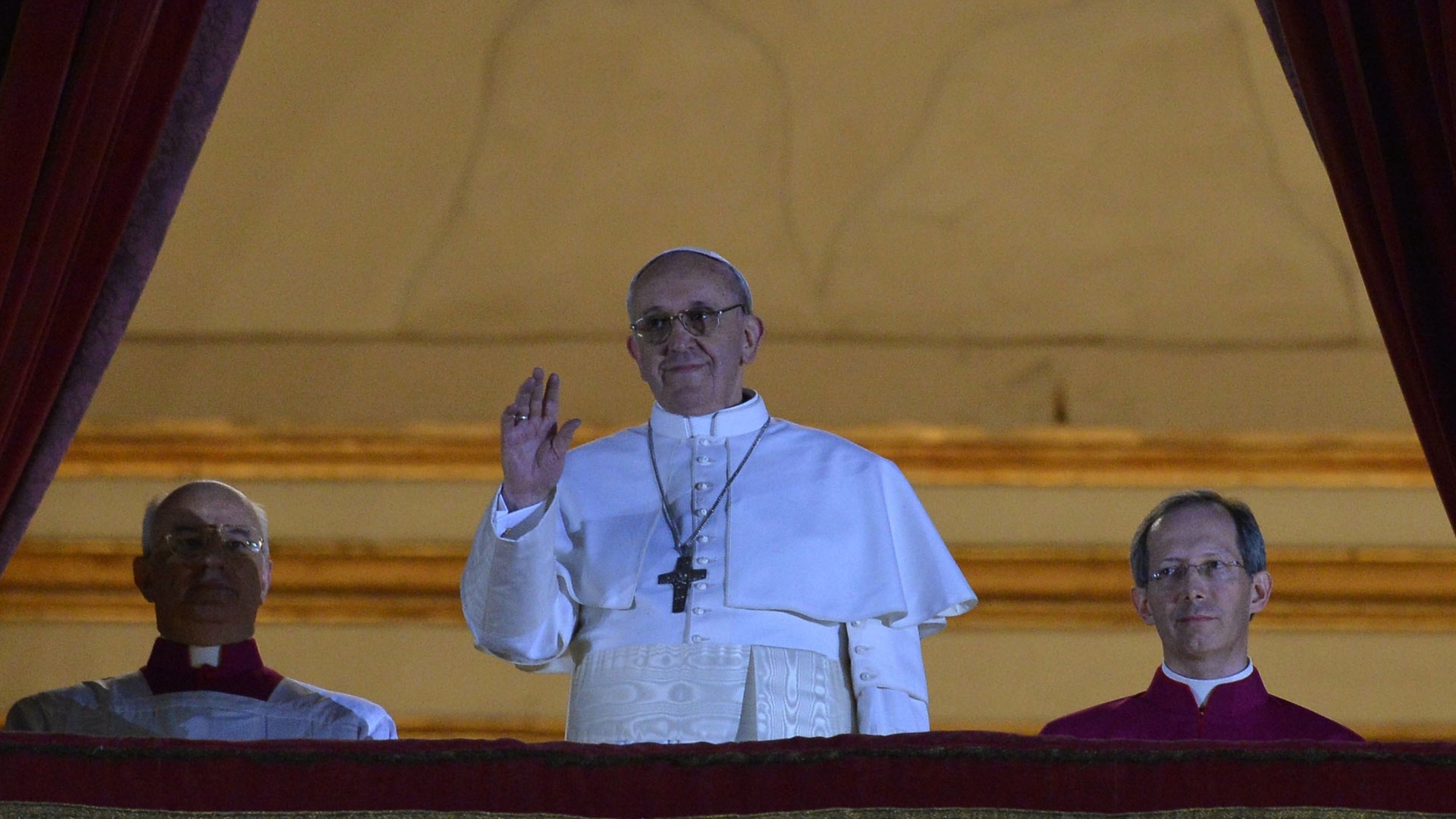 O NOVO PAPA FRANCISCO SE APRESENTA AOS FIEIS ELNIO POHLMANN