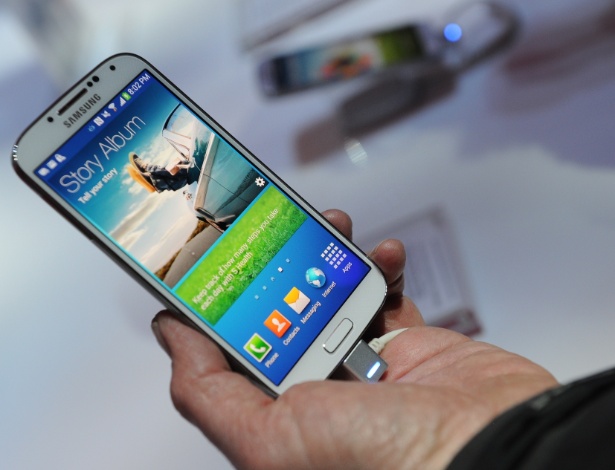 Detalhe do smartphone Galaxy S4, da Samsung, durante lançamento do telefone nos EUA