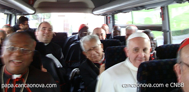 Papa Francisco (de branco) dispensa limusine e pega ônibus com cardeais antes de primeira missa oficial