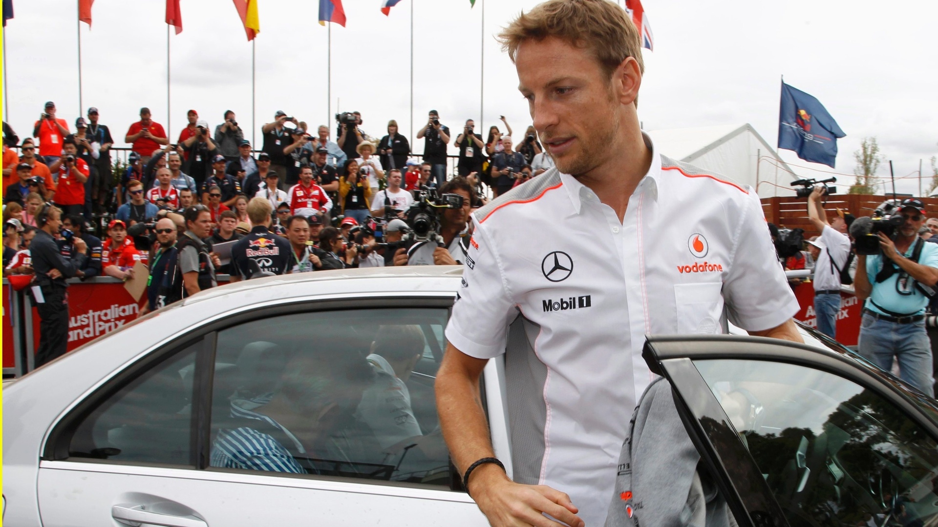 15mar2013---britanico-jenson-button-da-mclaren-chega-ao-autodromo-de-albert-park-em-melbourne-para-os-treinos-deste-sabado-1363400566301_1920x1080.jpg