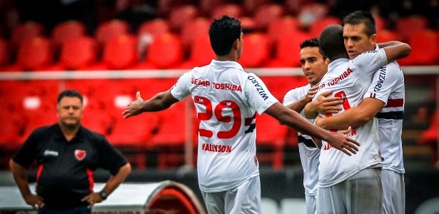Rafael Tolói comemora depois de marcar o segundo gol do São Paulo contra o Oeste