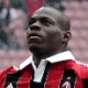 Proibido de correr de kart, Balotelli leva Ferrari para circuito indoor