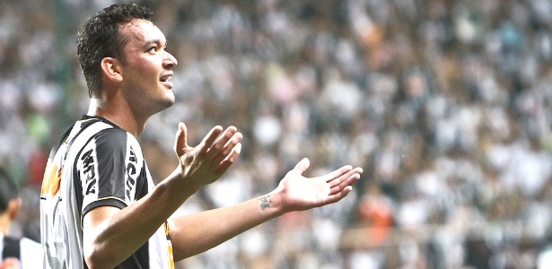 http://imguol.com/2013/03/17/rever-foi-autor-de-tres-gols-na-goleada-do-atletico-mg-sobre-o-america-mg-por-5-a-2-1732013-1363564362641_615x300.jpg