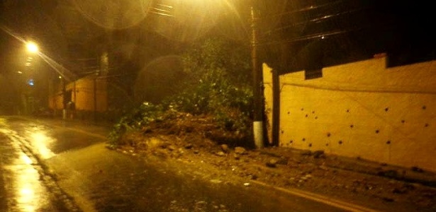 Deslizamento de terra é registrado na rua Olavo Bilac, em Petrópolis