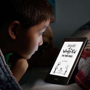 Divulgação Leitor de livros eletrônicos Kindle Paperwhite começa a ser vendido no Brasil nesta terça-feira; companhia diz que tecnologia do aparelho não cansa a visão ao ler livros eletrônicos em ambientes pouco iluminados