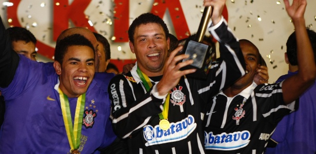 Corinthians de Ronaldo, em 2009, usou pela última vez a camisa listrada tradicional