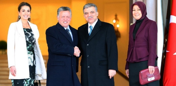 O presidente da Turquia, Abdullah Gül (à direita), cumprimenta o rei da Jordânia, Abdullah 2º, durante visita oficial do monarca à capital turca, Ancara. À esquerda, a rainha Rania da Jordânia e, à direita, a primeira-dama da Turquia, Hayrunnisa Gül, que não dispensa o uso do véu