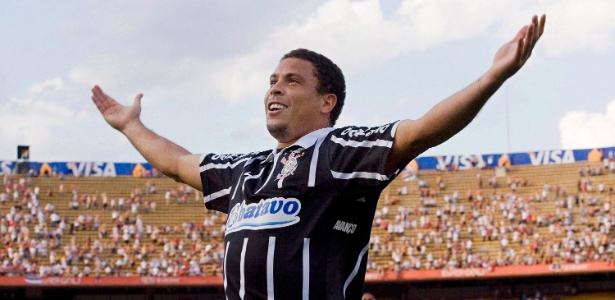 Ronaldo com a camisa do Corinthians em 2009; atacante ainda tem contrato com o clube