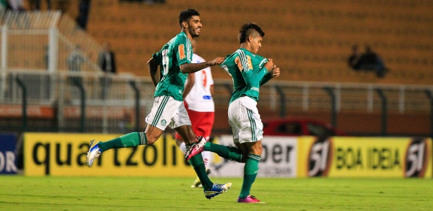 20032013---atacante-leandro-comemora-gol