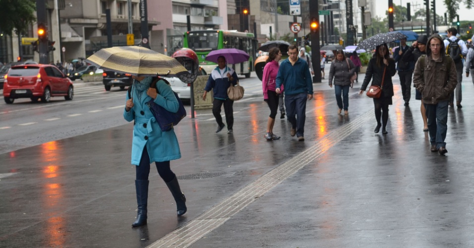 Guarda chuvas na rua