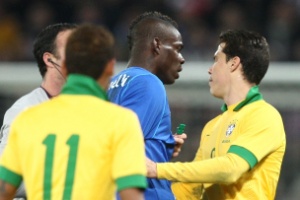 21mar2013---balotelli-e-hernanes-discute