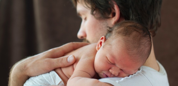 Além de curtir o bebê, um período maior permitiria ao pai ajudar a mãe na fase de adaptação da nova rotina