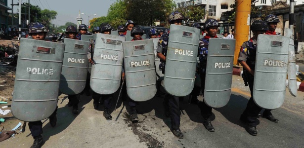 Policiais fazem pelotão na cidade de Meiktila, região central de Mianmar, para conter confrontos religiosos entre budistas e muçulmanos